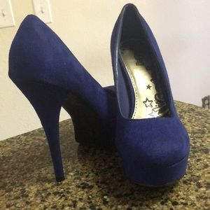 Blue pumps